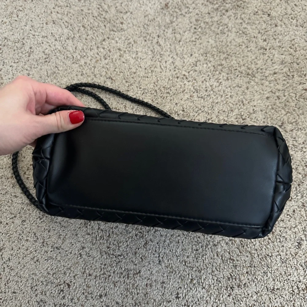 Elegant Black Woven Handbag - Picture 4 of 7